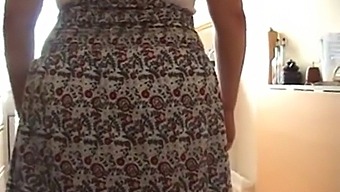 British Mature Woman Offers Upskirt View For Money At Www.Beeg18.Com